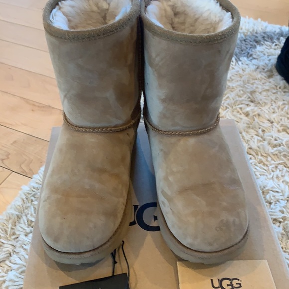 UGG Other - UGG girls classic short chestnut boots
